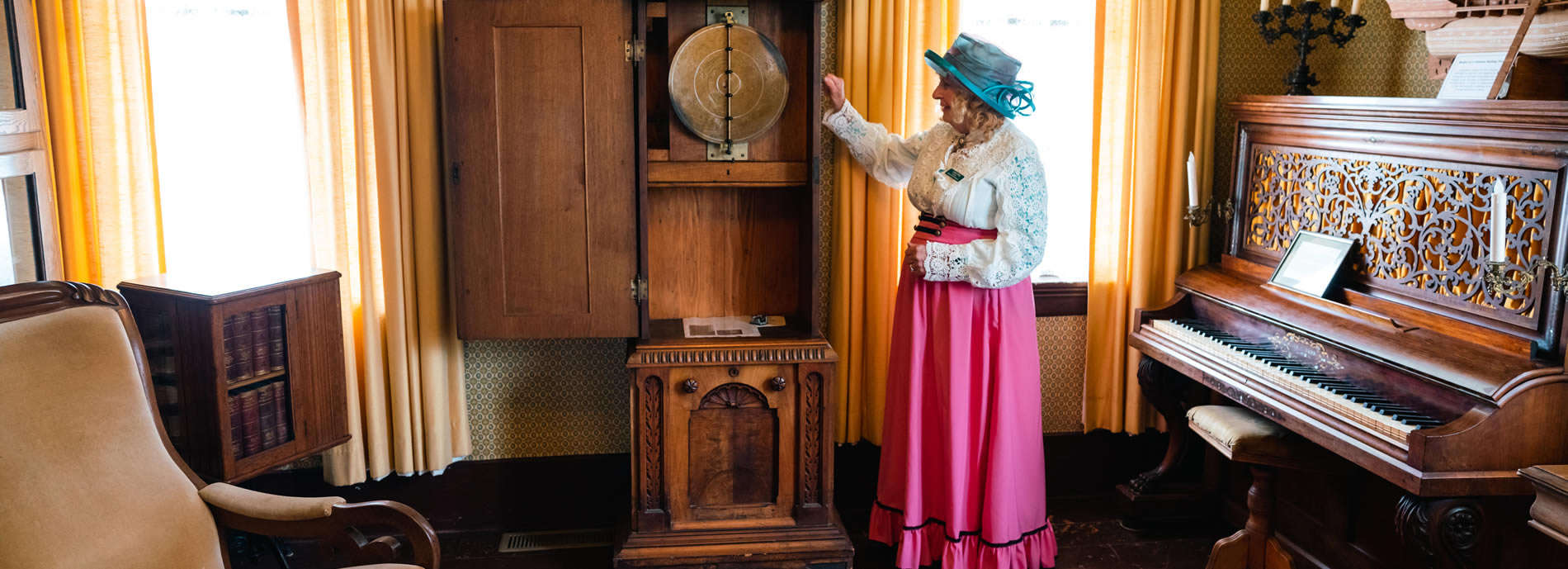 guided walking tour with docent in pink @ kelley house museum mendocino california