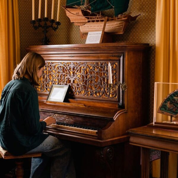 guest playing piano @ kelley house museum mendocino california