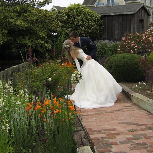 mendocino wedding venue at kelley house with couple kissing in garden