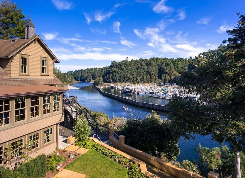 expedia_group-41263-167113604-650711 three story building overlooking river